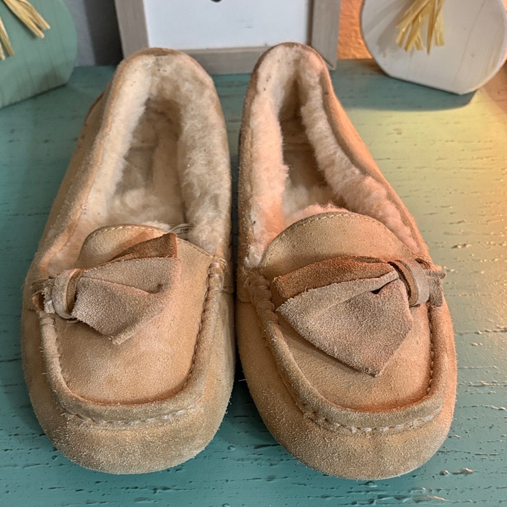 UGG Women's Tan Suede Slippers SZ 8 Box 162